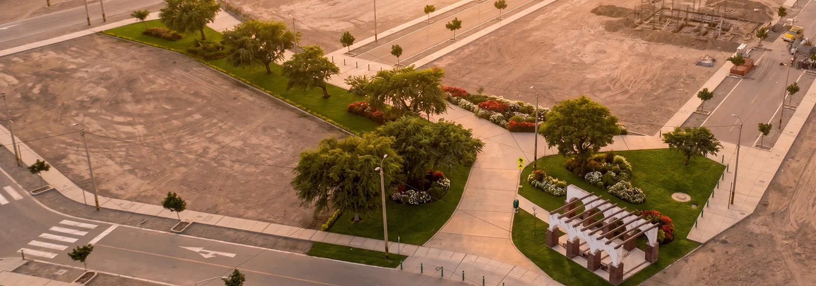 Vista aérea de una urbanización con su parque central