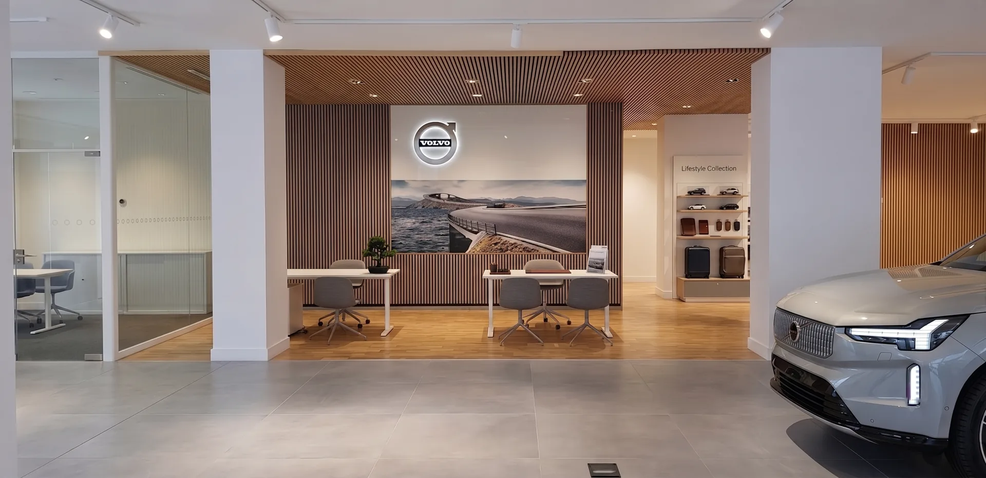 Showroom con vehículo